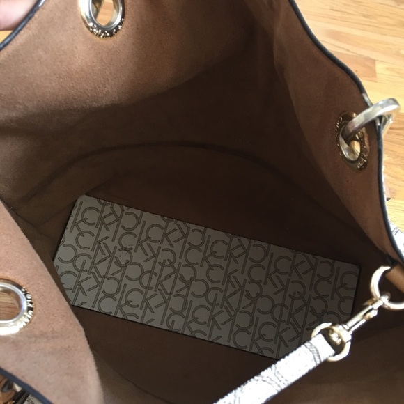 Calvin Klein Tote with pouch - Picture 6 of 6